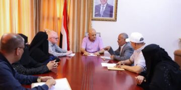 محافظ تعز يناقش خطة طوارئ لضمان استمرارية التعليم عن بُعد للطلاب والطالبات