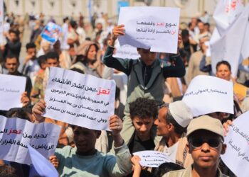 وقفة حاشدة في تعز تؤكد وحدة الصف وتطالب بموقف أممي لفك الحصار
