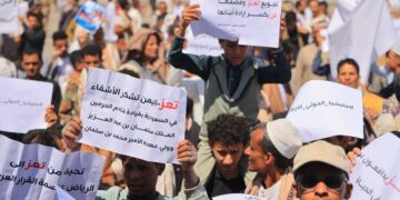 وقفة حاشدة في تعز تؤكد وحدة الصف وتطالب بموقف أممي لفك الحصار