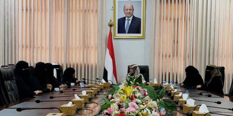 وزيرة الدولة تناقش  تعزيز الحكم المحلي وتمكين المرأة