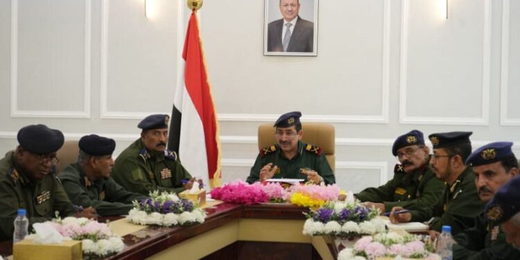 وزير الداخلية يناقش المستجدات الأمنية والتعبئة العامة