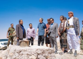محافظ شبوة يفتتح مشروع مياه ويناقش تعزيز قدرات الحقول ويطلع على اوضاع العملية التعليمية