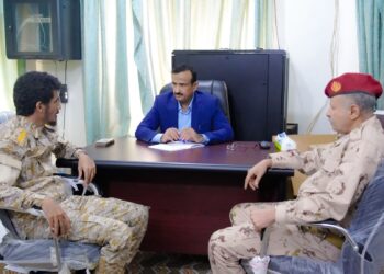 محافظ شبوة يعلن ضبط خلية إرهابية حوثية وشحنة أسلحة ومتفجرات