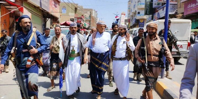 محافظ تعز يشيد بالاستجابة الشعبية والرسمية الواسعة لقرار التعبئة العامة