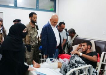 محافظ تعز يتفقد جرحى القوات المسلحة ويوجه بتقديم الرعاية الصحية الكاملة لهم