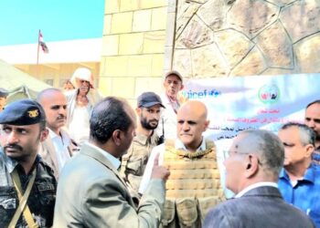 محافظ تعز يتفقد مخيمات النازحين بالمعافر ويشدد على مضاعفة التدخلات الإنسانية وبرامج حماية الأطفال