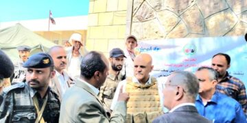 محافظ تعز يتفقد مخيمات النازحين بالمعافر ويشدد على مضاعفة التدخلات الإنسانية وبرامج حماية الأطفال
