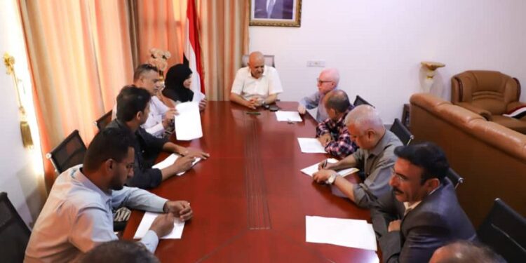 محافظ تعز ي يماقس مع لجنة الطوارئ الأوضاع الخدمية والتموينية والصحية