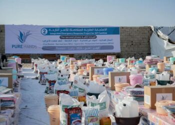 محافظ الحديدة يتفقد أوضاع النازحين في رأس العارة بلحج