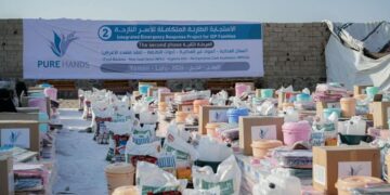محافظ الحديدة يتفقد أوضاع النازحين في رأس العارة بلحج
