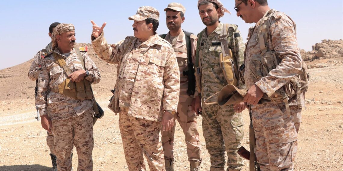 محافظ ذمار يزور الجبهة الجنوبية بمأرب ويؤكد إسناد معركة فجر اليمن