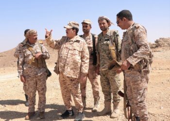 محافظ ذمار يزور الجبهة الجنوبية بمأرب ويؤكد إسناد معركة فجر اليمن