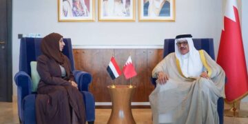 الزووبه تبحث مع نظيرها البحريني والسفير الكندي تطورات الاوضاع في اليمن